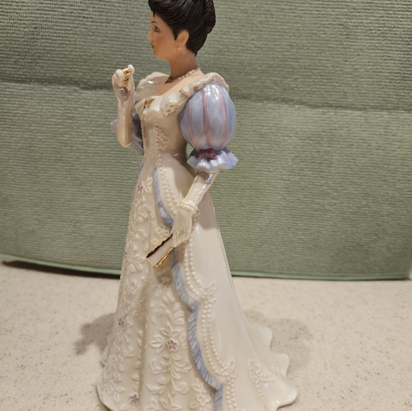 Lenox Ivory Evening at the Opera - Picture 3 of 4